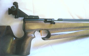 Tau 200 ilmakiv��ri sivulta kuvattuna, kuvassa n�kyv�t mm. liipaisin, diopterit�ht�in  